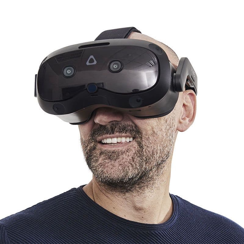 En ældre mand med BalanceVR-brillerne på.